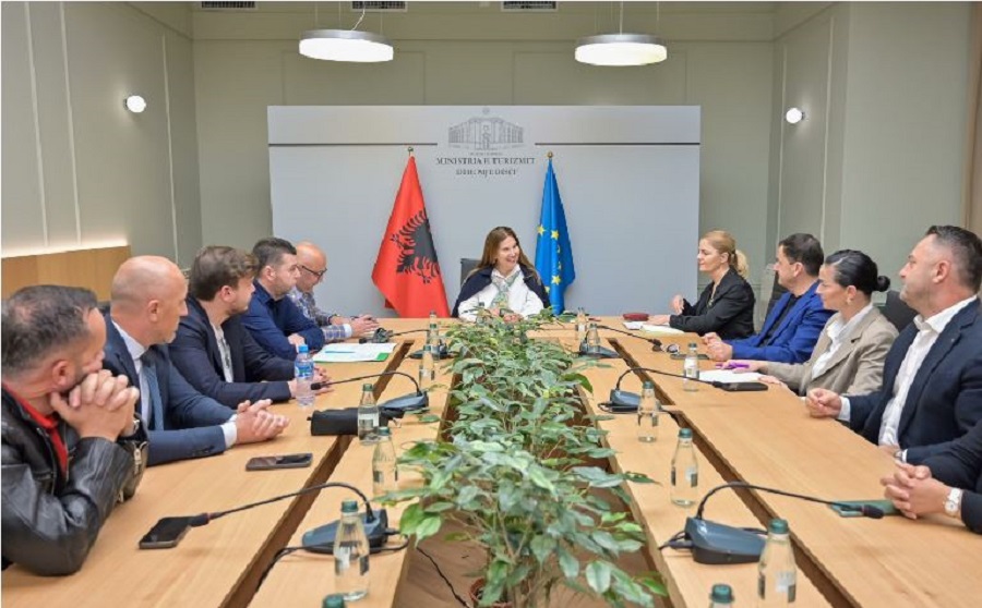 Kumbaro me ndertuesit e Himares dhe Sarandes, pezullohen punimet ne bregdet gjate sezonit